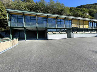 La scuola elementare di Bissone, L'esterno dal terrazzo